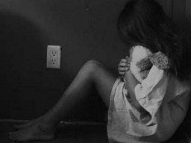 Pháp luật - Nam sinh lớp 7 khiến bạn lớp 8 có thai xử lý thế nào?