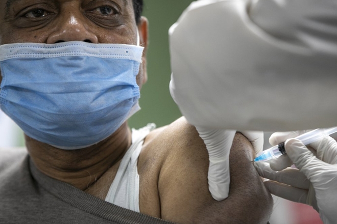 Tiêm vaccine COVID-19 tại một bệnh viện ở Kathmandu, Nepal. Ảnh: AP