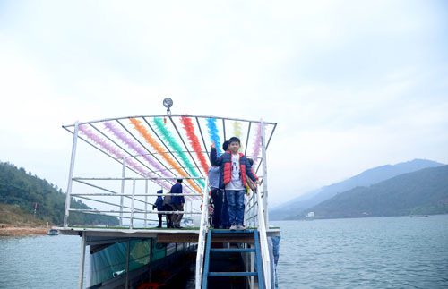 Thuyền du lịch 2 tầng chở khách ngược xuôi sông Đà