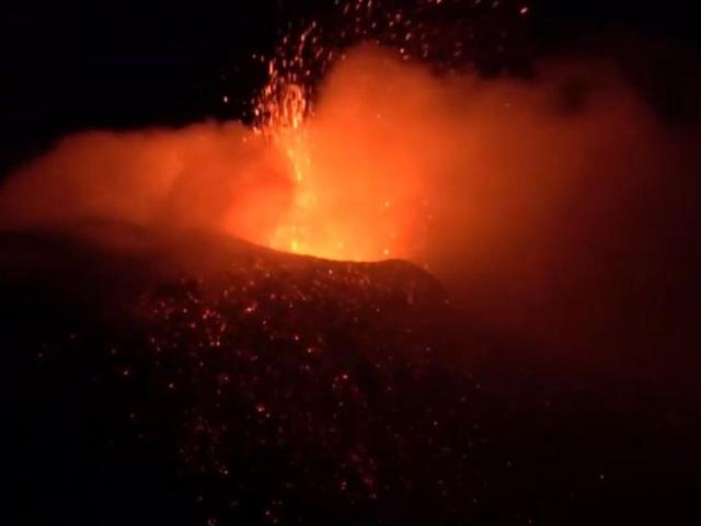 Media - Núi lửa lớn nhất châu Âu phun trào, "nhuộm đỏ" bầu trời đêm