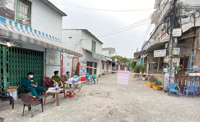 Khu vực nhà ở của bệnh nhân 2004, đường TL04, phường Thạnh Lộc, quận 12, lực lượng chức năng đã phong tỏa một phần con hẻm.