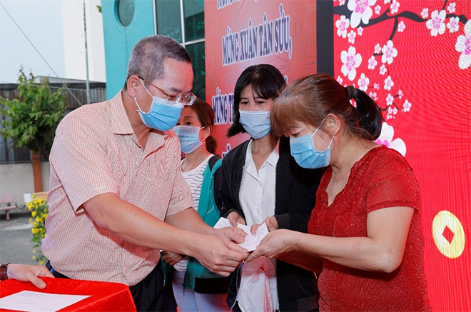 Đại diện SABECO trao phần hỗ trợ cho người lao động