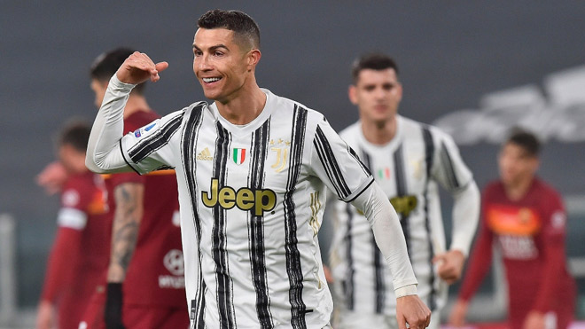 Ronaldo có bàn thắng đáng nhớ vào lưới AS Roma ngay sau sinh nhât tuổi 36 của mình
