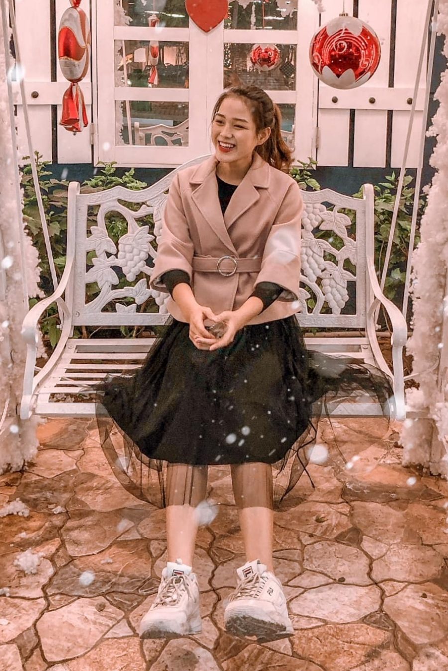 Đỗ Thị Hà chuộng giày thể thao hơn giày cao gót. Cô có thể phối sneakers với mọi loại trang phục.