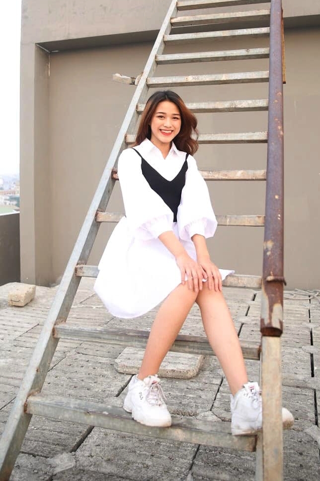 Cô phối áo hai dây với váy sơmi, sneakers khi chụp ảnh street style. Nhan sắc ngọt ngào, nụ cười rạng rỡ giúp cô chiếm thiện cảm với công chúng, lượng tương tác trên mạng xã hội lớn. Trong cuộc thi vừa qua, cô cũng đoạt giải "Người đẹp truyền thông".