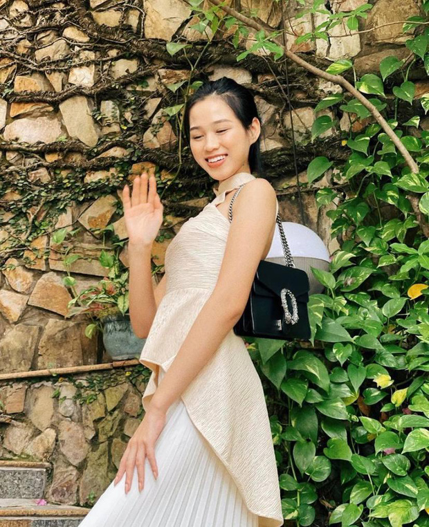 Đỗ Thị Hà xinh tươi dù ít son phấn, cô khoe túi hiệu hơn 60 triệu đồng.