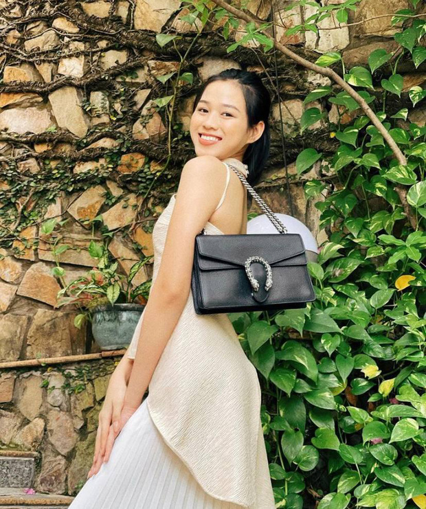 Từ một cô sinh viên chân phương, Đỗ Thị Hà cần có thời gian để thích nghi với vai trò hoa hậu. Cô từng bước thay đổi để tìm ra phong cách phù hợp nhất và điều đó không tránh khỏi những bình luận đa chiều từ khán giả.