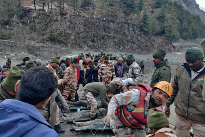 Công tác cứu hộ tại hiện trường. Ảnh: Reuters