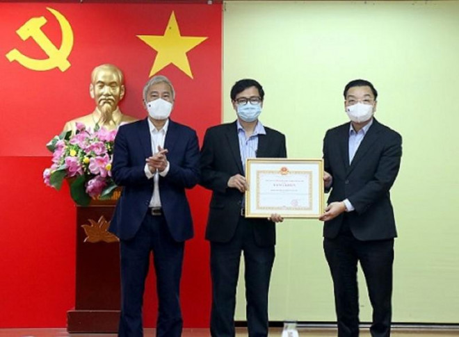 Chủ tịch UBND TP Hà Nội trao Bằng khen cho CDC Hà Nội. Ảnh: SYT Hà Nội