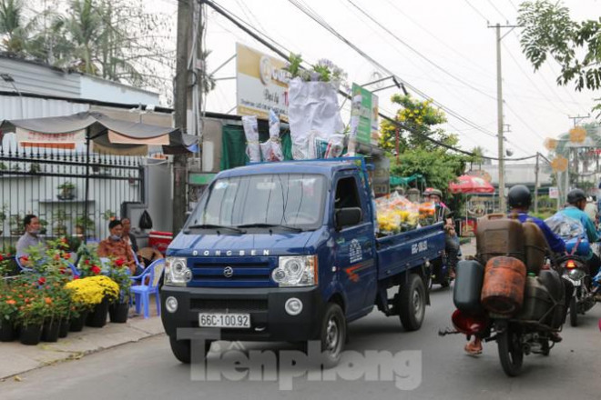 Thỉnh thoảng có một vài xe tải chở hoa.