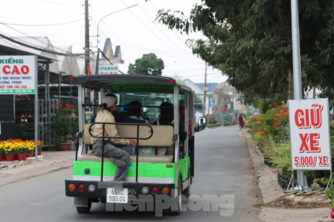 và một vài du khách tham quan di chuyển bằng xe điện.