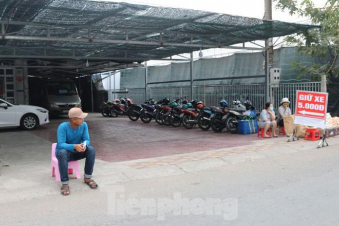 Tại một số điểm giữ xe vắng vẻ.