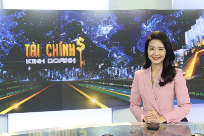 BTV Minh Hằng tiết lộ hậu trường trước giờ lên sóng trực tiếp bản tin Tài chính-Kinh doanh - 1
