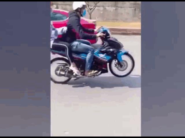 Media - Clip: Rồ ga bốc đầu, nam thanh niên khiến bạn gái ngã "sấp mặt"