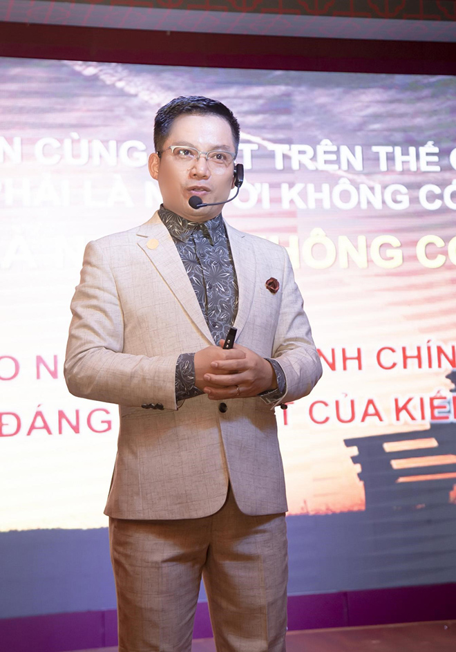 Ông Nguyễn Ngoan chia sẻ với các thành viên club Mandala Phong Thủy về viễn cảnh kinh doanh năm 2021 tại lễ kỷ niệm 3 năm thành lập.