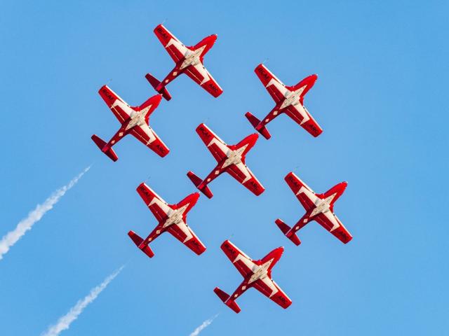 Media - Phi đội máy bay nhào lộn ấn tượng tại triển lãm hàng không quốc tế Aero India 2021