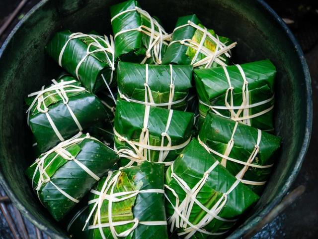 Thị trường - Tiêu dùng - Xưởng gói bánh chưng ở Hà Nội cho ra lò hơn 1 tấn bánh mỗi ngày phục vụ Tết Nguyên Đán