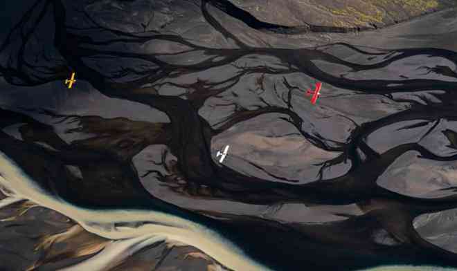 Được chụp ở độ cao 600m đến 1200m, những dòng sông này trở nên trừu tượng, uốn lượn từ ngọn nguồn băng giá cho tới khi chảy ra biển khơi.