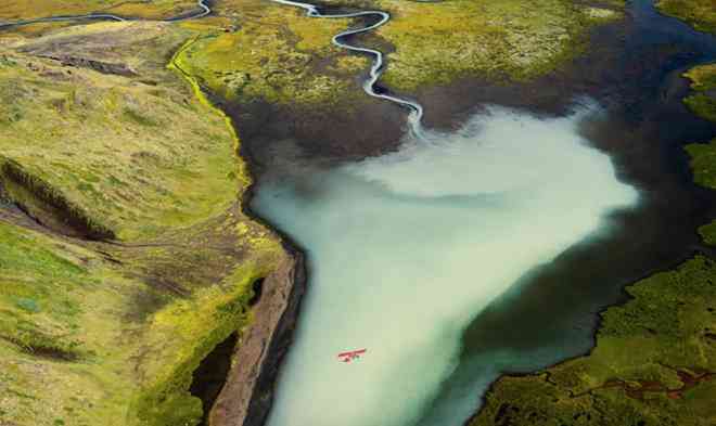 “Mùa xuân, nhưng con sông ở đây chẳng có mấy nước. Giống như cực quang hay mặt trăng, những con sông đặc biệt này sẽ chảy hiền hoà và túa ra cửa sông, hoà cùng biển cả theo chu kỳ”, nhiếp ảnh gia nhấn mạnh.