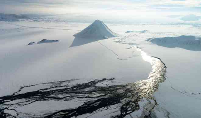 Theo giới chuyên gia, cuốn sách ảnh như một bức thư tình mà Burkard gửi đến những dòng sông băng ở Iceland. Tuy nhiên, cuốn sách không đơn thuần chỉ mang tính nghệ thuật, mà còn gióng lên hồi chuông cảnh báo. Chris Burkard cho biết, tình trạng xây dựng thuỷ điện “thiếu quy củ” tại Iceland khiến những dòng sông phải đối mặt với rủi ro.&nbsp;