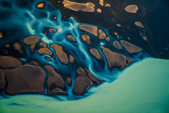 Chris Burkard hy vọng, với những ai không thể trải nghiệm khung cảnh hoãng dã của Iceland trực tiếp, cuốn sách ảnh này - một tác phẩm nghệ thuật mà anh cho là vĩ đại hơn bản thân mình, sẽ truyền đi thông điệp về việc bảo vệ Mẹ thiên nhiên.&nbsp;