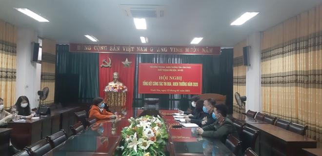Tại Công an tỉnh Vĩnh Phúc, Dương Thị Hoa (áo khoác cam) thừa nhận việc đăng sai sự thật về dịch bệnh COVID-19.