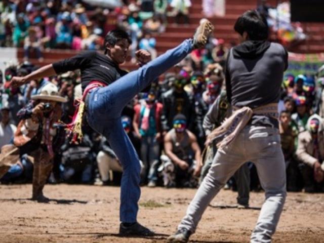 Media - "Lễ hội đánh nhau", phong tục kỳ lạ đón năm mới ở Peru