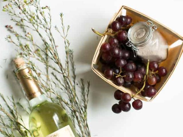 Làm đẹp - Chớ nên đổ rượu vang thừa đi, nó là trợ thủ làm đẹp đắc lực của bạn