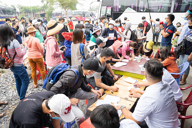 Các bước khai báo y tế, đo thân nhiệt, phát khẩu trang, khử khuẩn được FCB88 kiểm soát chặt chẽ