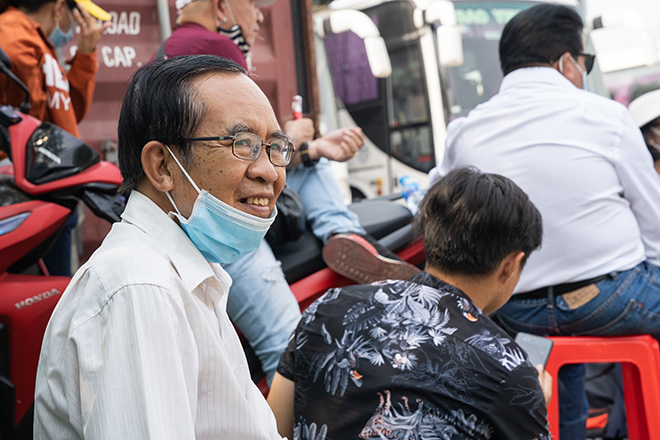 Người cha già mong ngóng từng giờ sớm được đoàn tụ cùng con cháu