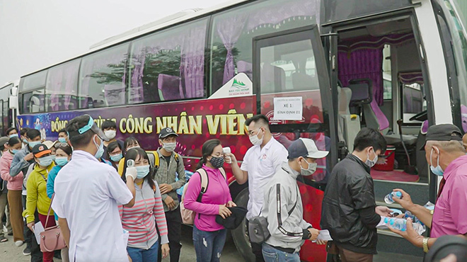 Kiểm tra thân nhiệt thêm lần nữa trước khi lên xe