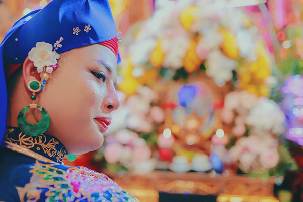 Trong mỗi vấn hầu, Quý Khang thể hiện sự thành kính từ việc chỉn chu trang phục đến cung văn