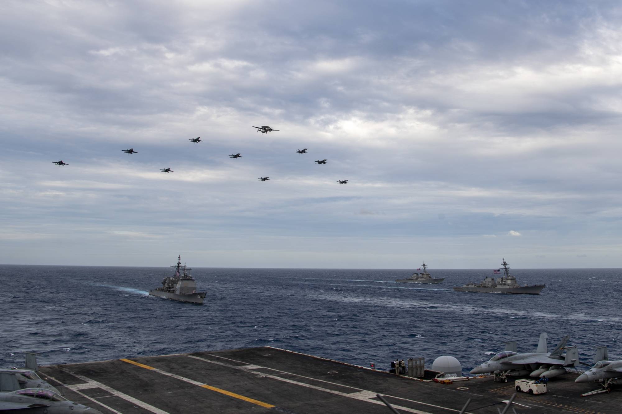 Hai nhóm tác chiến tàu sân bay Mỹ cùng thực hiện nhiệm vụ ở Biển Đông.