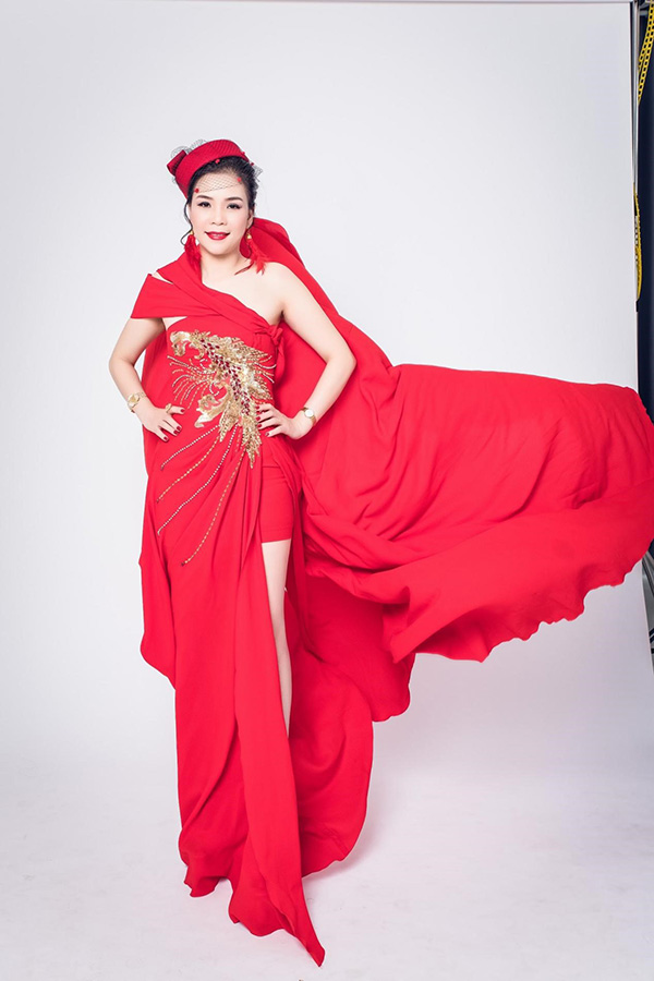 Hoa hậu nhân ái Lê Thị Thu rực rỡ khoe sắc đầu Xuân - 1