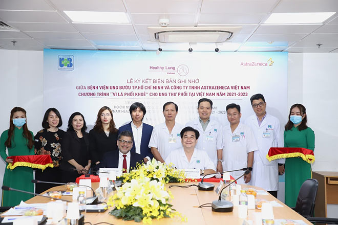 Bệnh viện Ung bướu TP.HCM và công ty AstraZeneca Việt Nam tại buổi lễ ký kết hợp tác