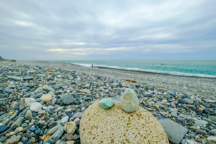 Không chỉ đến bờ biển này vui chơi, nhiều người còn đổ xô tới săn ngọc bích - 3