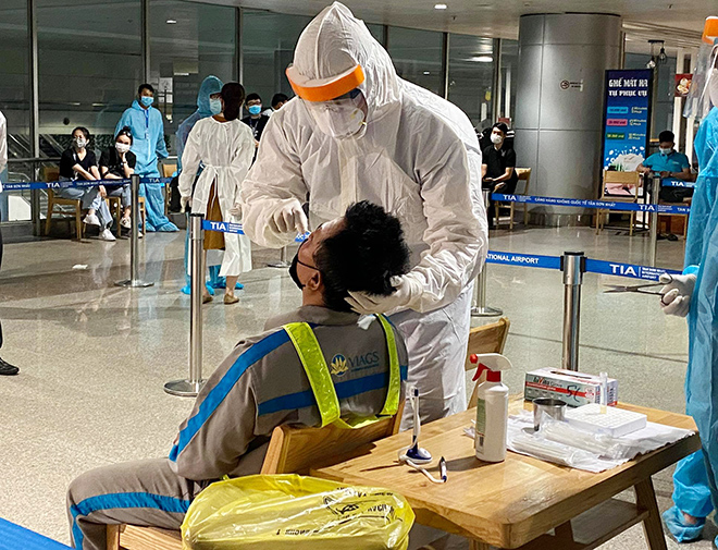 Ngành Y tế thực hiện lấy mẫu xét nghiệm nhân viên sân bay Tân Sơn Nhất