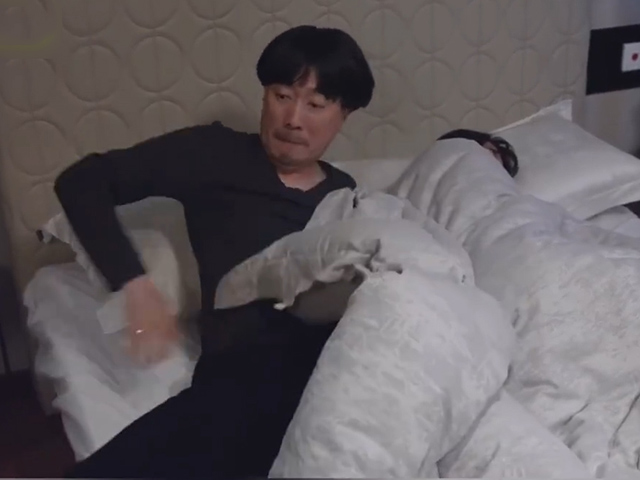 Video Clip Cười - Phát hiện sự thật động trời khi chồng mới cưới bí mật ra ngoài mỗi đêm