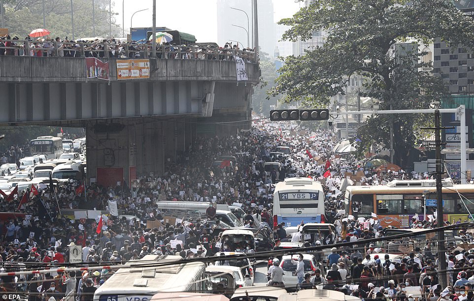 Dòng người biểu tình chật kín đường phố ở Yangon (ảnh: Daily Mail)