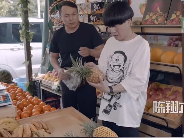 Video Clip Cười - Khi thanh niên lầy lội đi mua hoa quả khiến ông chủ tức "hộc máu"