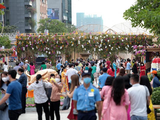 Tin tức trong ngày - Người dân xếp hàng đo thân nhiệt, đeo khẩu trang “check in” đường hoa Tết Tân Sửu 2021