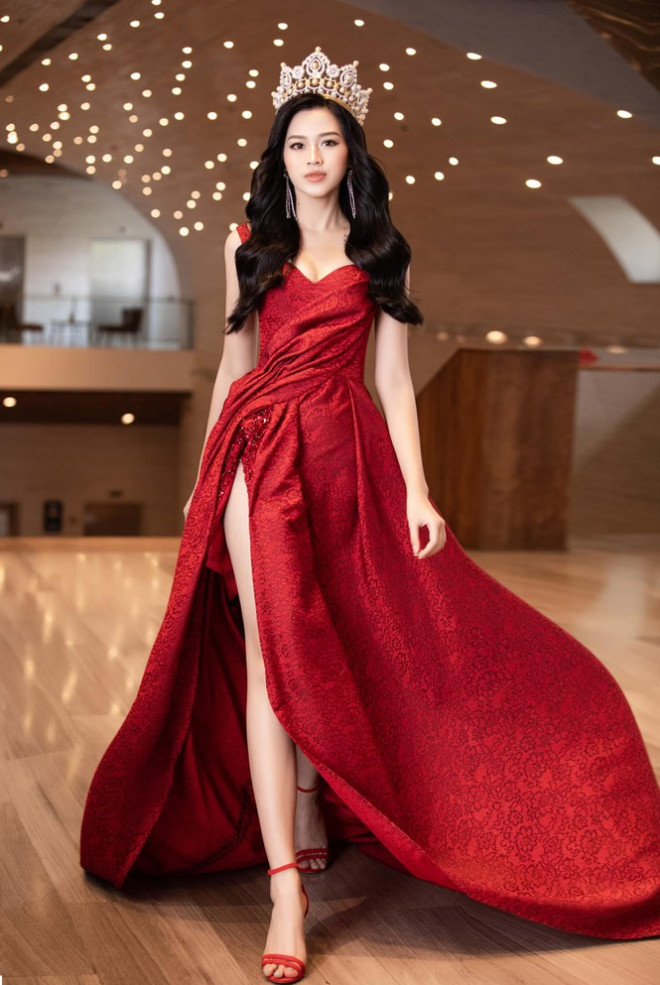 Hoa hậu Đỗ Thị Hà “mời mọi người ăn cam”, nhưng ai cũng chú ý đến đôi chân 1m11 trứ danh của nàng hậu - 6