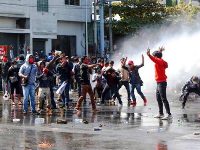 Thế giới - Cảnh sát Myanmar bị tố nổ súng khiến hai người biểu tình nguy kịch