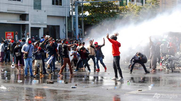 Cảnh sát sử dụng vòi rồng trấn áp người biểu tình.