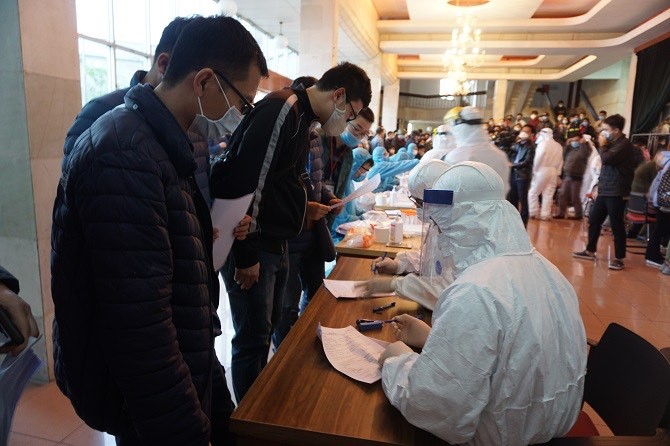 Các cán bộ, công nhân viên tại sân bay Nội Bài làm thủ tục trước khi lấy mẫu xét nghiệm.