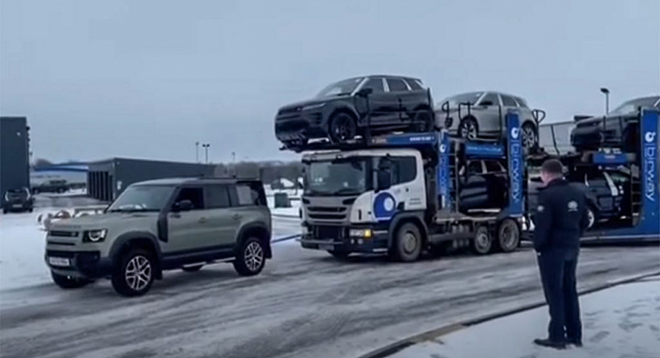 Land Rover kéo xe tải lớn chở ôtô qua chuyện lối tuyết