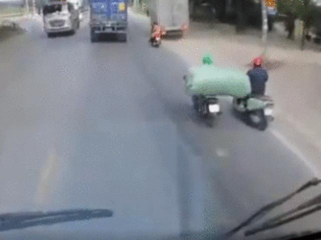 Thế giới xe - Video: Chở hàng cồng kềnh khiến lái xe máy suýt mất mạng