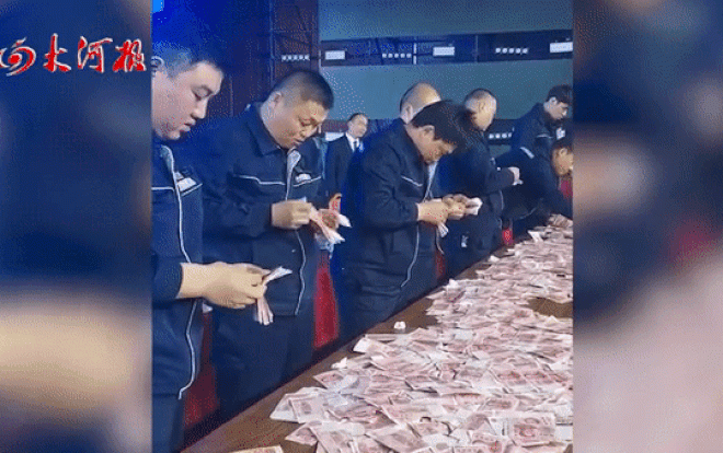 Các nhân viên hăng say đếm tiền.