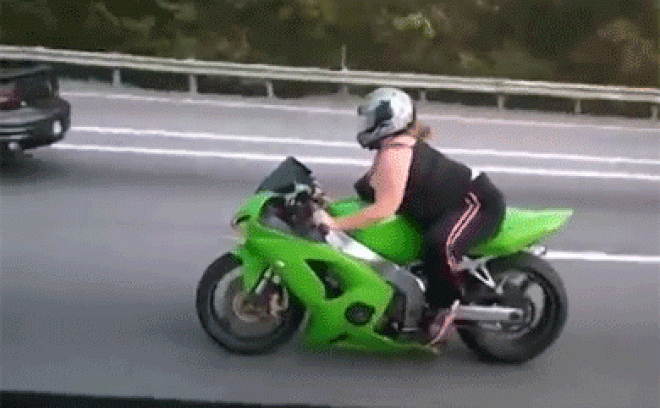 Cười ngả nghiêng trước những cảnh phụ nữ thích “nghịch” xe máy - 3