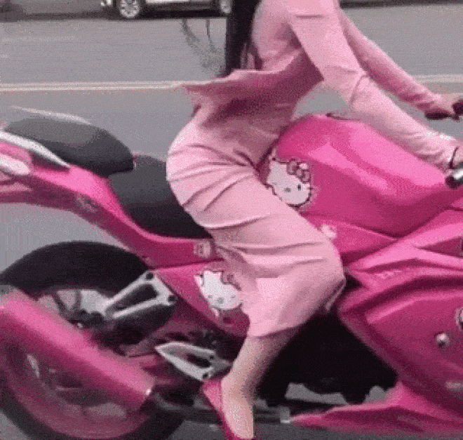 Cười ngả nghiêng trước những cảnh phụ nữ thích “nghịch” xe máy - 5